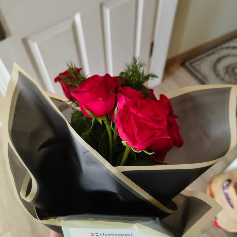 Çiçek Sepeti 'nden Aldığım Güller Ve Kart Yazısındaki Hata