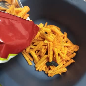 Patos Cipsi İçinden Belirsiz Bir Cisim Çıktı