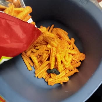 Patos Cipsi İçinden Belirsiz Bir Cisim Çıktı