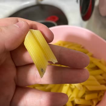 Mutlu Makarna Makarnanın Dolapta Muhafaza Edilmesine Rağmen Böceklenmesi