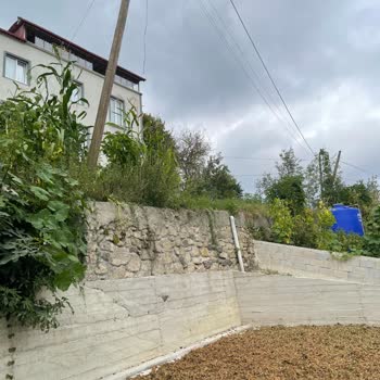Aksa Fırat Elektrik Dağıtım Elektrik Direği Devrilmek Üzere, İlgilenilmiyor
