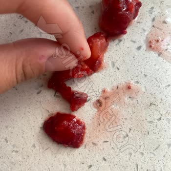 IFF's Hijyen Sorunu: Dondurulmuş Çilek Paketinde Saç Kılı!