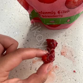 IFF's Hijyen Sorunu: Dondurulmuş Çilek Paketinde Saç Kılı!