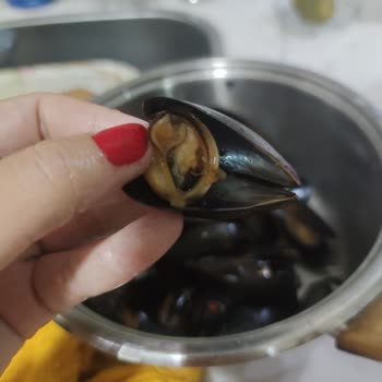 Metro Market Temizlenmemiş Midyeler.