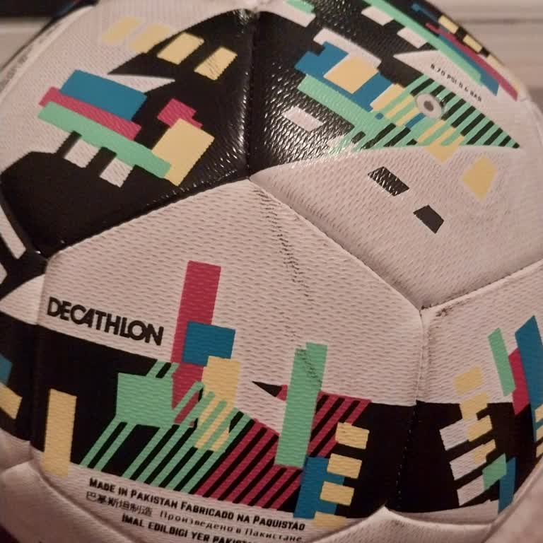 Decathlon Kalitesiz Futbol Topu