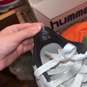 Nike Ayakkabı İçinde Yırtık