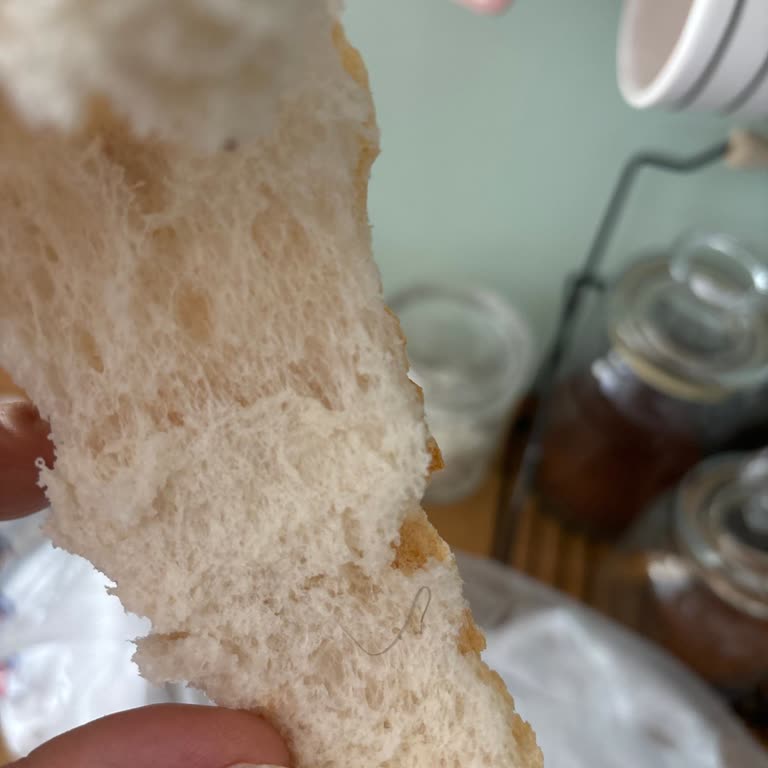 BİM Ekmekten Kıl Çıktı.