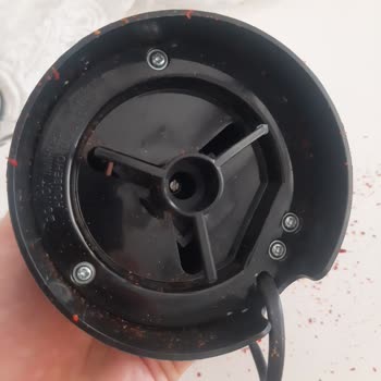 Sinbo Kahve Ve Baharat Öğütücü İçine Atılan Ürünü Altından Döküyor