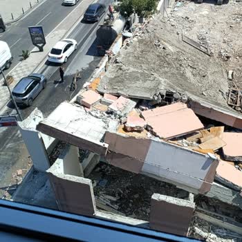 Maltepe Belediyesi Maltepe Bağdat Cad. Cevizli Mah. Kontrolsüz Bina Yıkım Çalışması