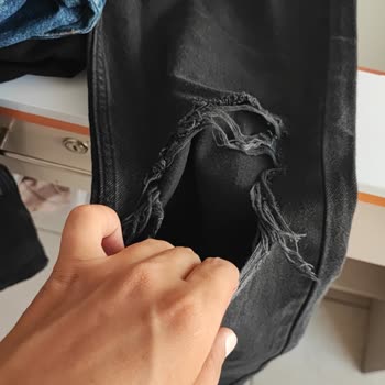 E-ticaret Marka Taklidiyle Dolandırıcılık Elit Jeans'ten Gelen Yıpranmış Ve Eski Pantolonlar