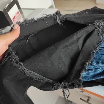 E-ticaret Marka Taklidiyle Dolandırıcılık Elit Jeans'ten Gelen Yıpranmış Ve Eski Pantolonlar
