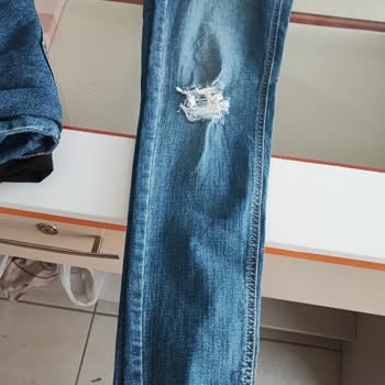 E-ticaret Marka Taklidiyle Dolandırıcılık Elit Jeans'ten Gelen Yıpranmış Ve Eski Pantolonlar
