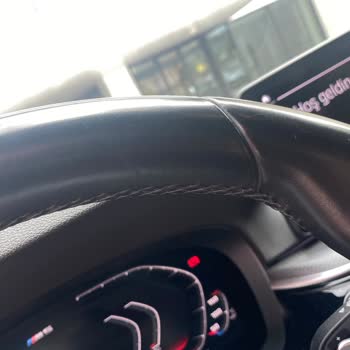 BMW Araçta Direksiyon Döşemesinin Soyulması