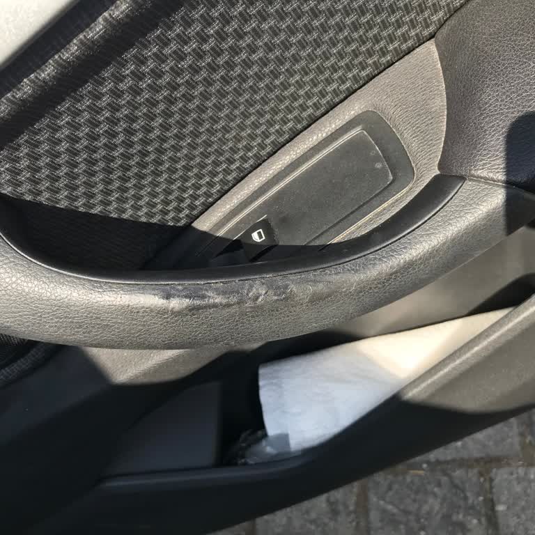 BMW X1 İç Kapı Tutamağı Erimesi