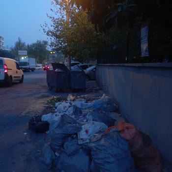 Bornova Belediyesi Mevlana Mahallesinde Çöpten Gözükmüyor