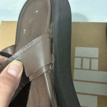 Elle Ayakkabı Elle Markası Terlik Yırtılan Terliği Yapıştırıp Göndermişler