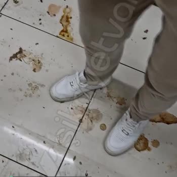 A101 Yerler Pis Olduğu İçin Ayakkabım Yere Yapışıyor