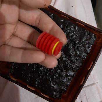 Eti Gıda Brownie Classic İçinden Çıkan Kırmızı Cisim