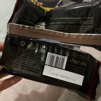 Eti Gıda Brownie Classic İçinden Çıkan Kırmızı Cisim