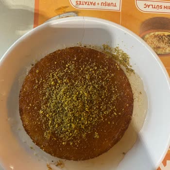 HD İskender Restaurant Özdilek AVM'de Kırık Tabakta Ve Yanlış Çatal İle Gelen Künefe