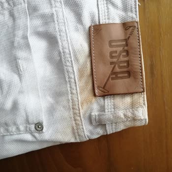 USPA U. S Polo'dan Aldığım Pantolonun Kemer Kısmında Boya Attı.