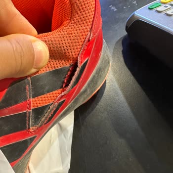 Adidas Ayakkabıyla Yürüme Kafanda Taşı Diyor