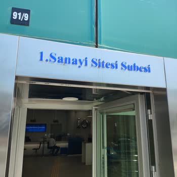 İş Bankası İzmir Şubesinde Sürekli Para Sorunu