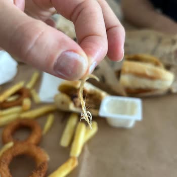 Usta Dönerci'den Gelen Siparişte Hijyen Sorunu