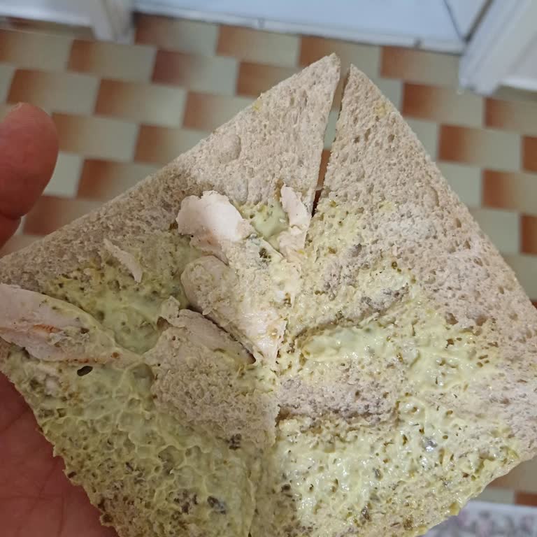Tada! Pesto Soslu Tavuk Sandviçte Eser Miktarda Tavuk Bulunmaktadır