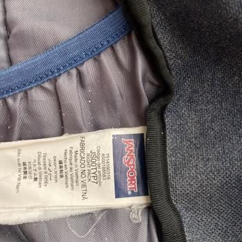 JanSport Çanta Altında Oluşan Delik