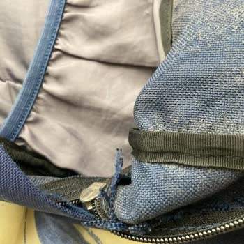 JanSport Çanta Altında Oluşan Delik