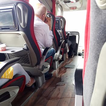 Şanal Kırşehir Seyahat Yağmurlu Yolculukta Akıtan Otobüs Ve İlgisiz Personel