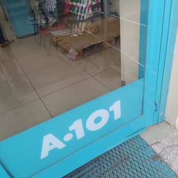 A101 De Kedilerin İçeri Alınması