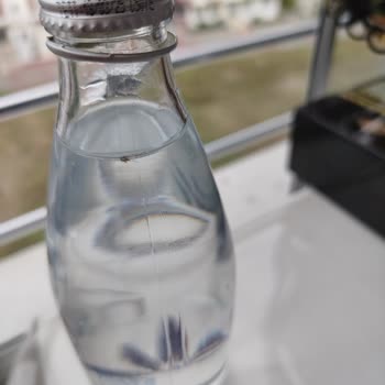Migros Mila Su Cam Şişe Suyunun İçerisinde Gezinen Parçacıklar