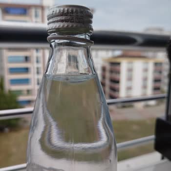 Migros Mila Su Cam Şişe Suyunun İçerisinde Gezinen Parçacıklar