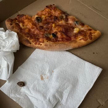 Domino's Pizza Zeytin Çekirdeği Çıktı