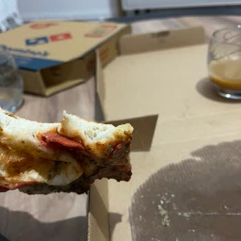 Domino's Pizzadan Saç Çıktı
