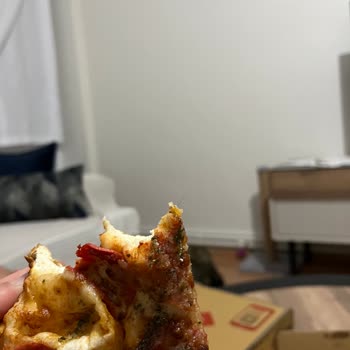 Domino's Pizzadan Saç Çıktı