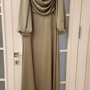 Hennin Sıfır Abiye Elbiseyi Yıkayıp Giyecekmişim!