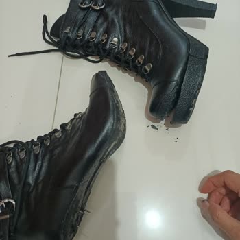 Derimod Çizme Dolapta Beklediği İçin Parçalandı. Tabanı Dağıldı