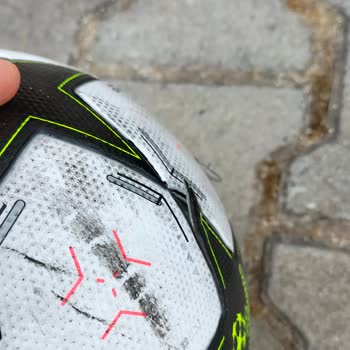 Adidas Futbol Topu Hemen Kabuk Atması