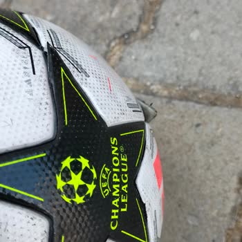 Adidas Futbol Topu Hemen Kabuk Atması