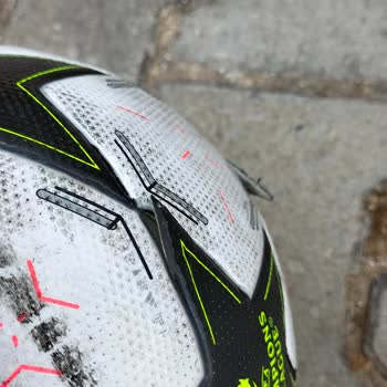 Adidas Futbol Topu Hemen Kabuk Atması