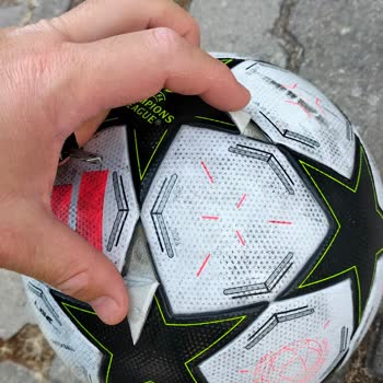 Adidas Futbol Topu Hemen Kabuk Atması
