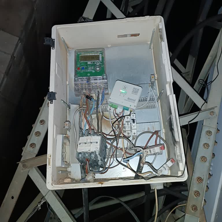 Dicle Elektrik Sokak İçi Aydınlatma Ekipleri