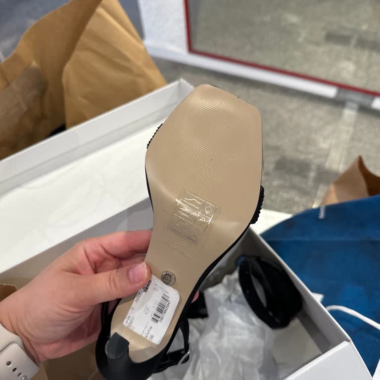 Divarese Şikayet Ayakkabı Alınca Lütfen Altına Bakın