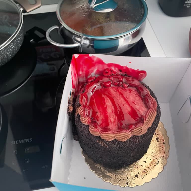 Dağılmış Pasta Getiren Selimiye Muhallebicisi