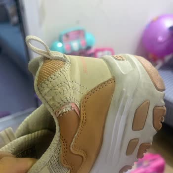 Skechers In 5599.00 TL Lik Ayakkabısının Dökülen Derileri