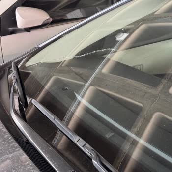 Toyota Seyir Halinde Aracın Camının Kırılması