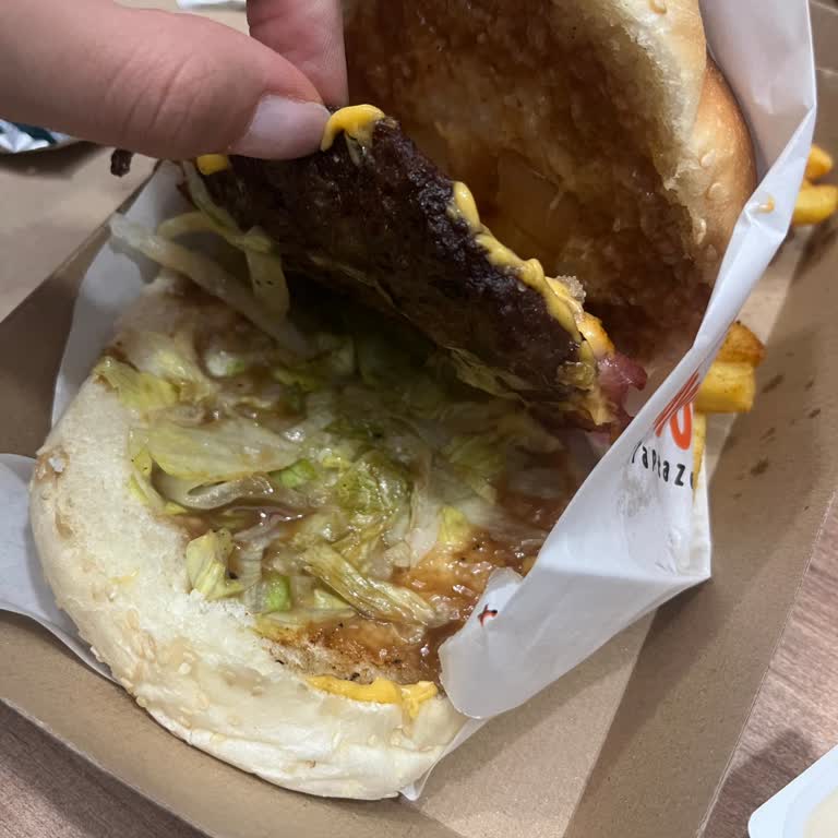 Burger Yiyelim Hamburgerin İçinde Köfte Yok Denilecek Kadar Küçük